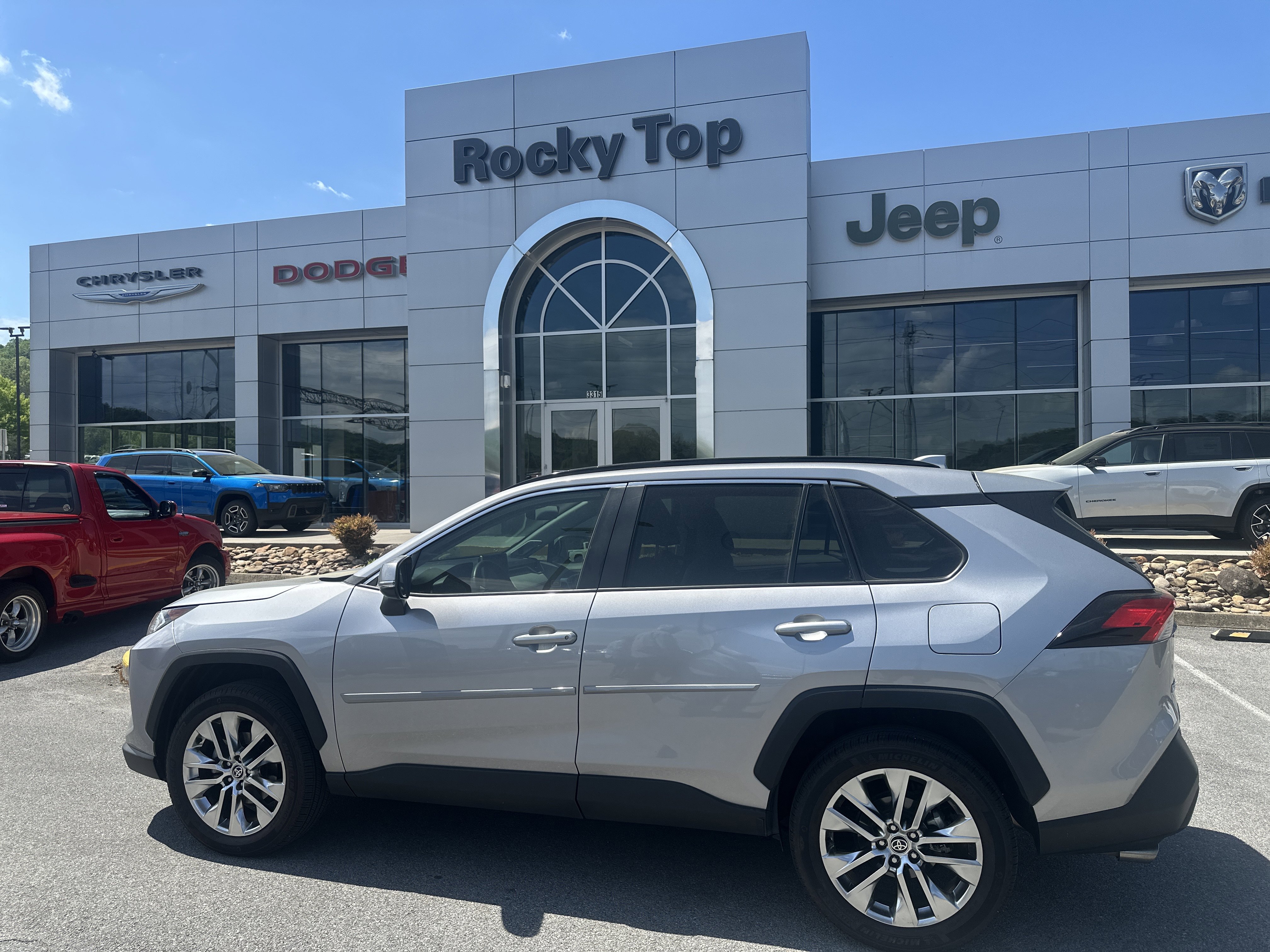 Used 2021 Toyota RAV4 XLE Premium image 1