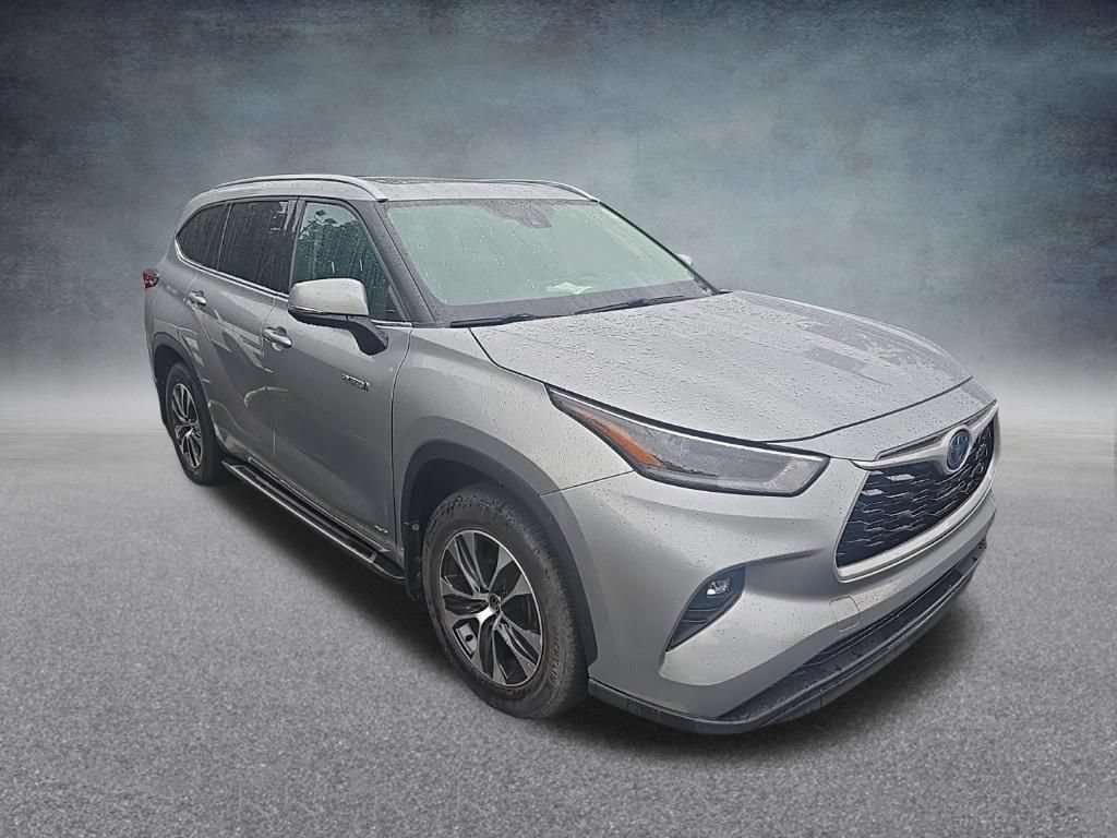 Used 2021 Toyota Highlander XLE AWD/4WD image 9