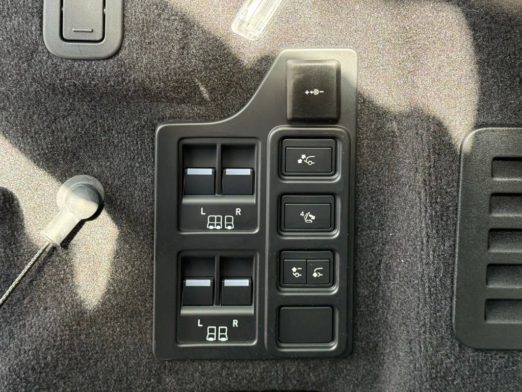 Certified 2025 Land Rover Discovery Dynamic SE AWD/4WD image 39