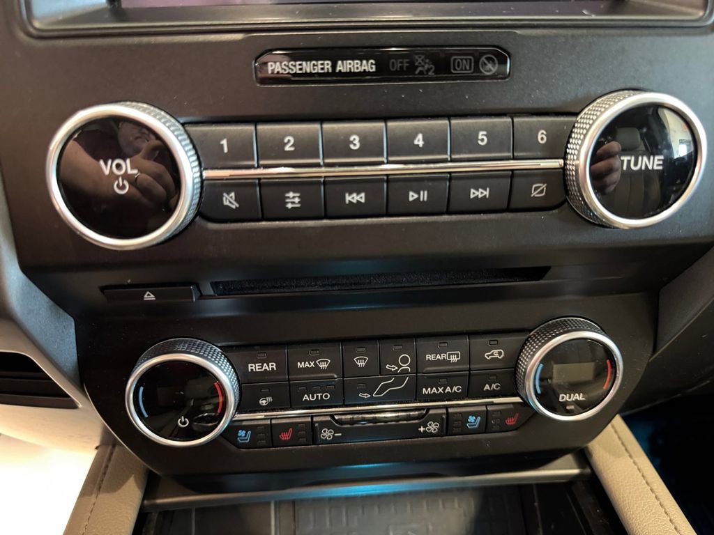 Used 2018 Ford Expedition Max XLT w/ Equipment Group 202A AWD/4WD image 23