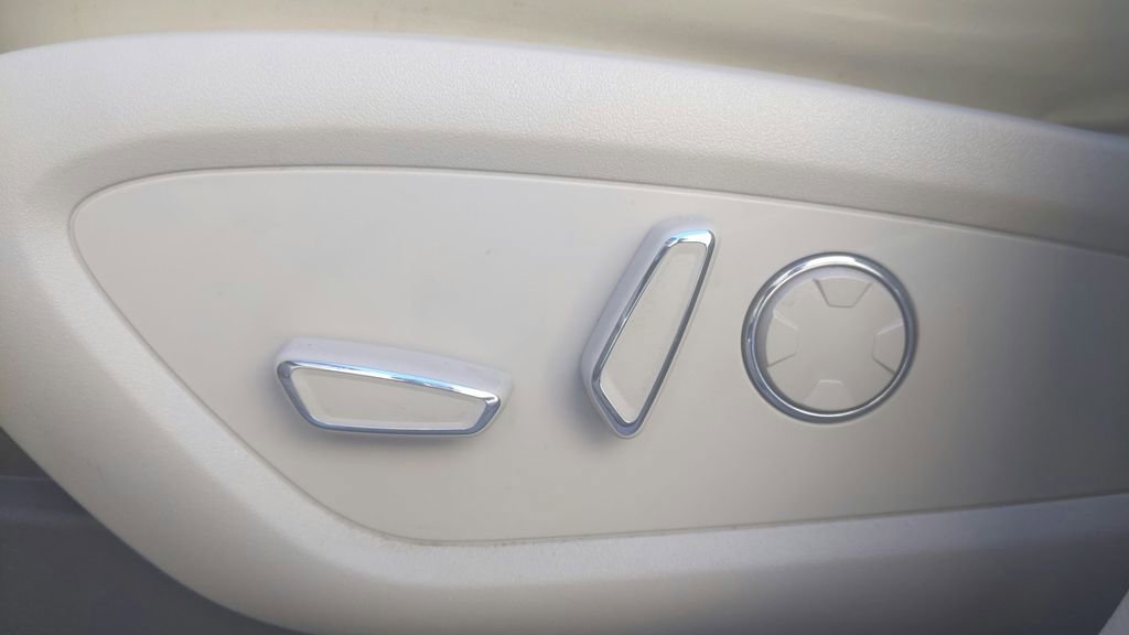 Used 2019 Lincoln MKC Select w/ Select Plus Package FWD image 17