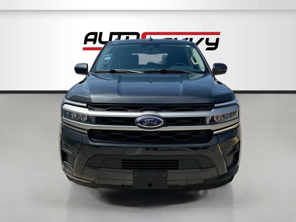 Used 2023 Ford Expedition XLT RWD image 2