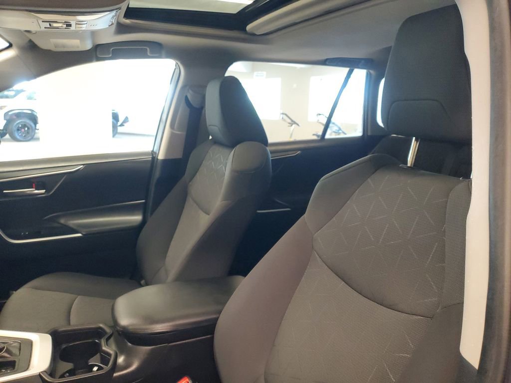 Used 2021 Toyota RAV4 XLE w/ Convenience Package image 17