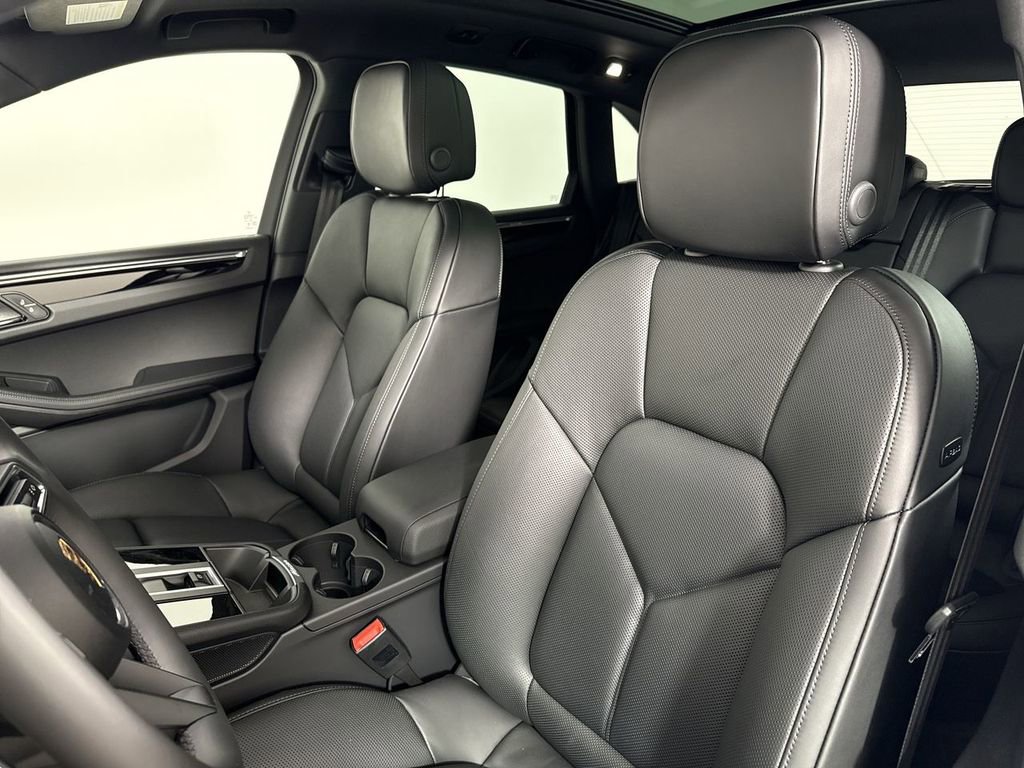 New 2026 Porsche Macan AWD/4WD image 5