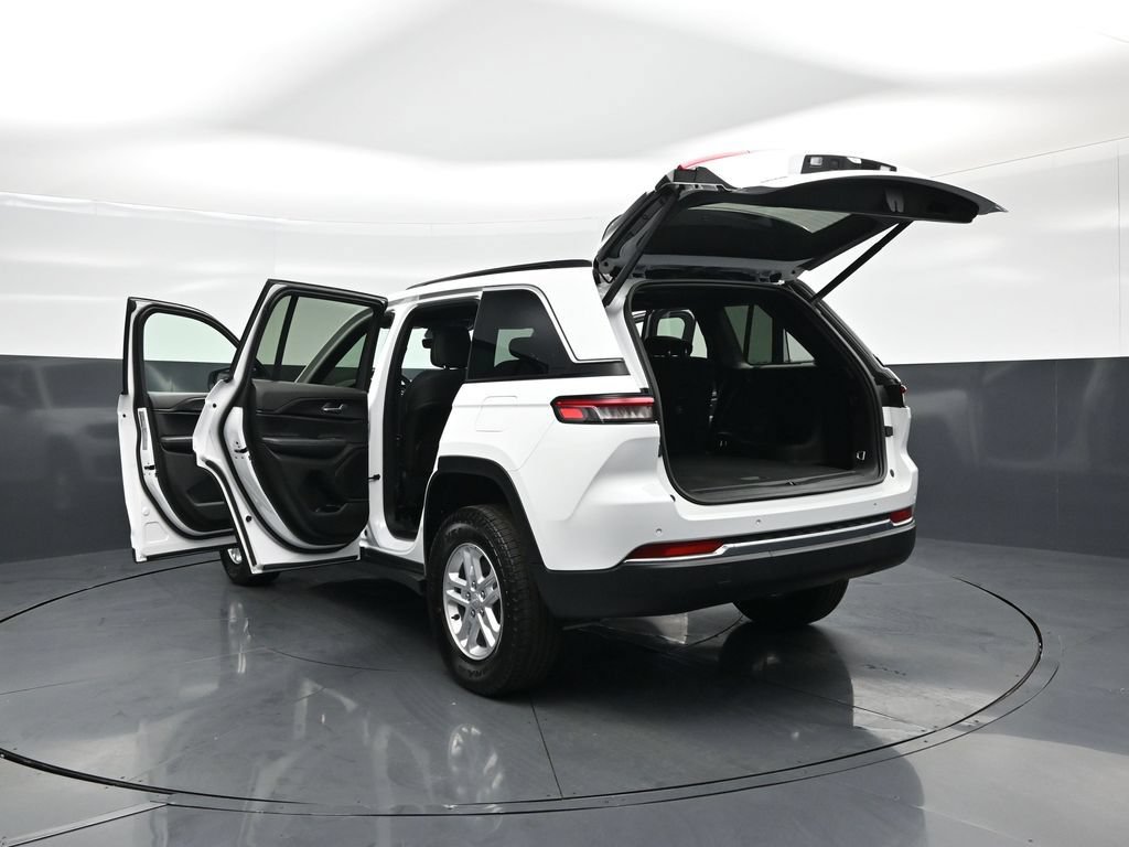 Used 2025 Jeep Grand Cherokee Laredo w/ Luxury Tech Group I AWD/4WD image 31