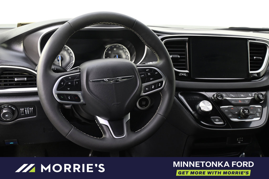 Used 2026 Chrysler Pacifica Select FWD image 13