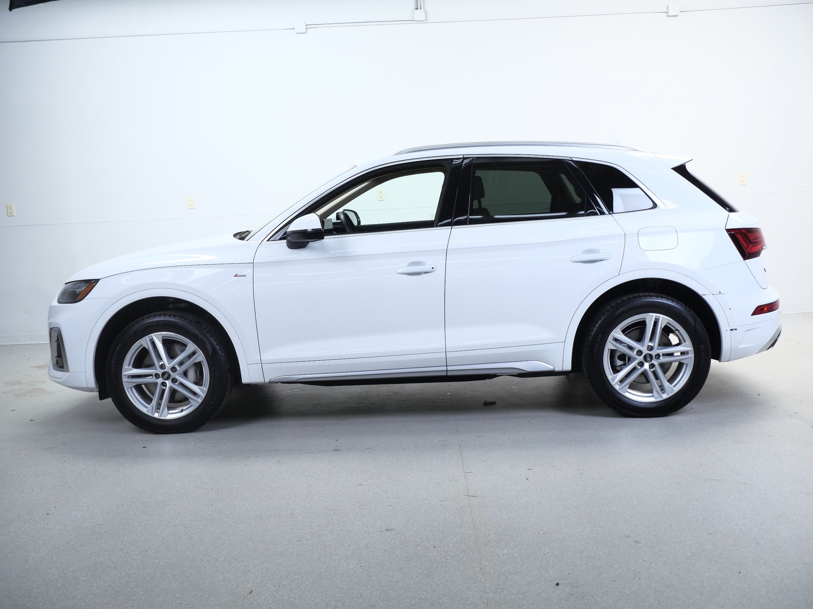 Used 2023 Audi Q5 e Premium w/ Convenience Package AWD/4WD image 10
