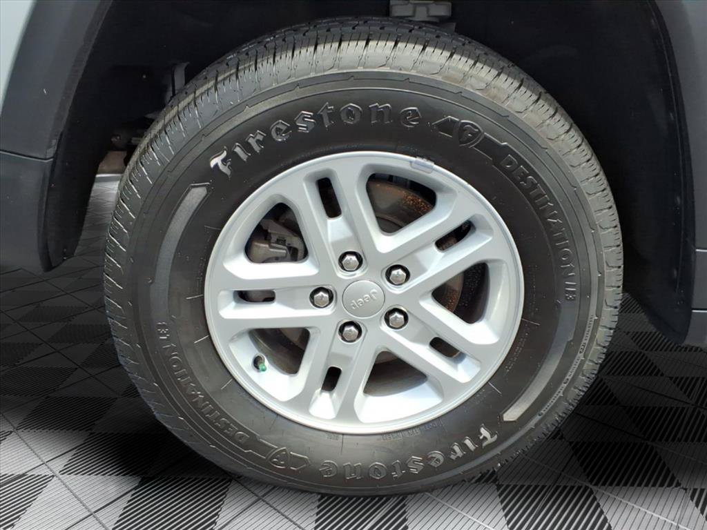 Used 2023 Jeep Grand Cherokee Laredo AWD/4WD image 29