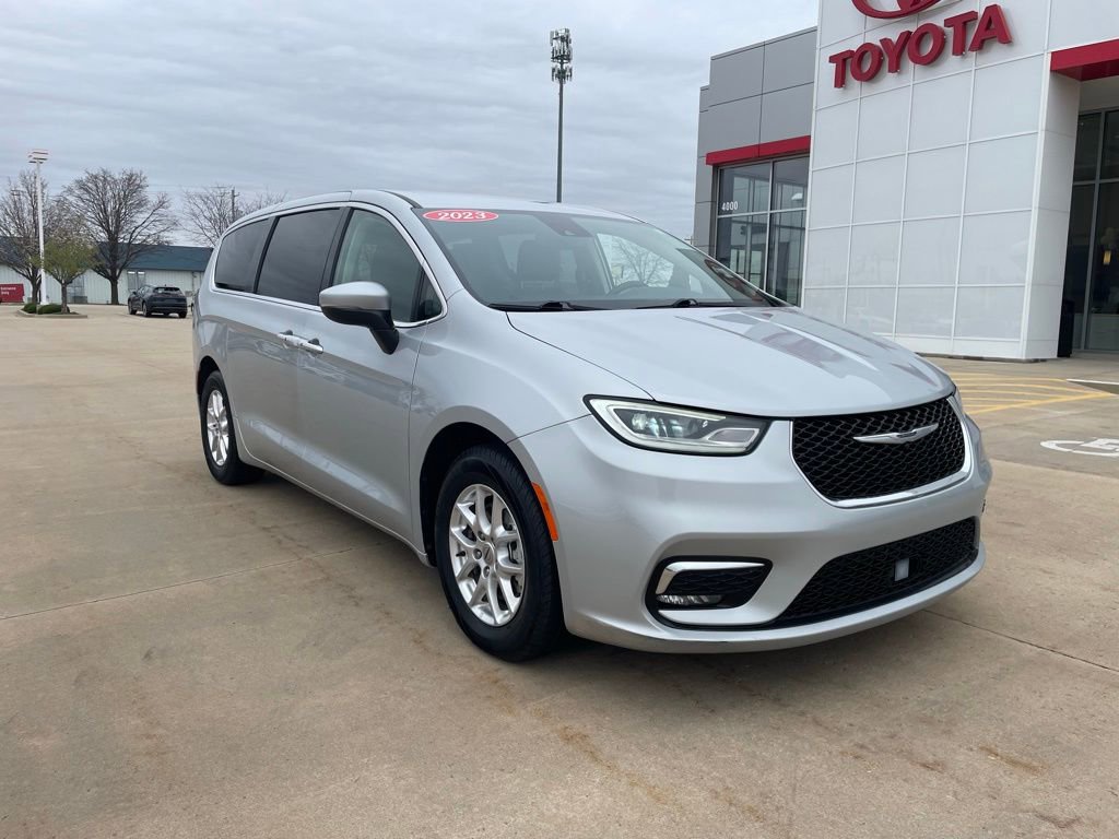 Used 2023 Chrysler Pacifica Touring-L image 1