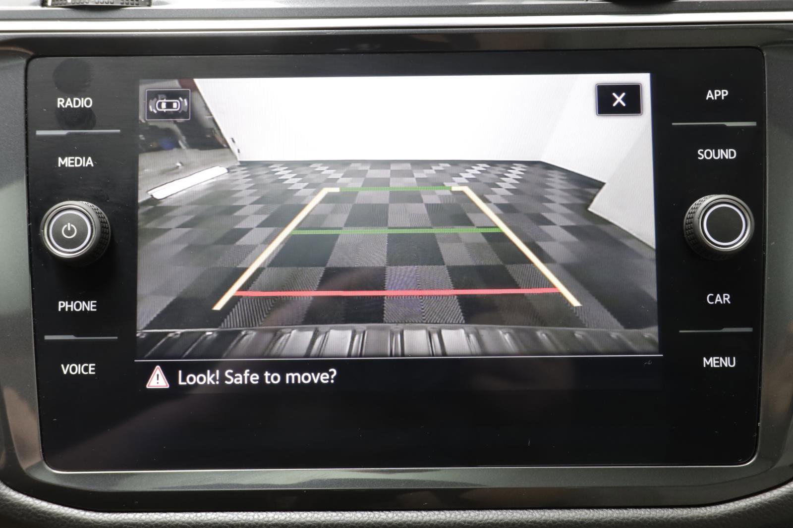 Used 2022 Volkswagen Tiguan SE R-Line image 10