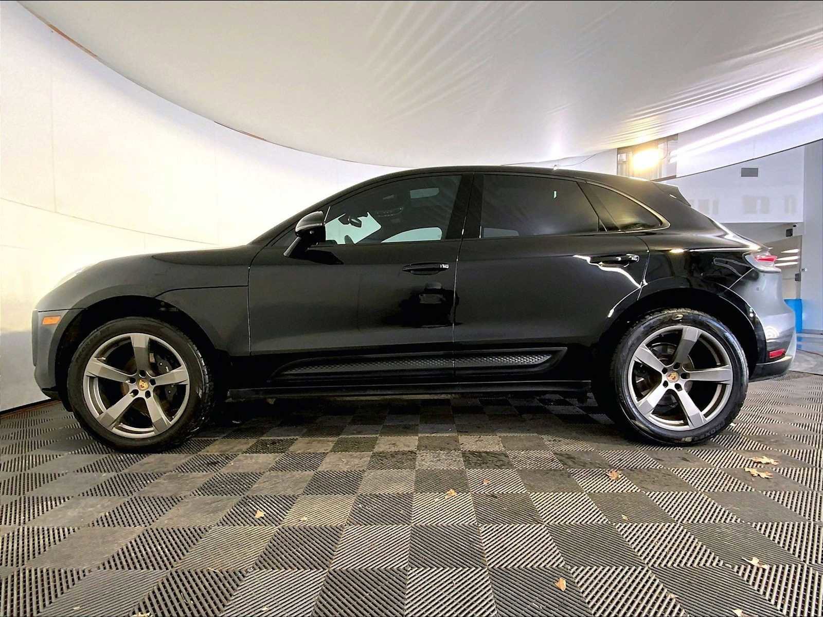 Certified 2023 Porsche Macan image 2