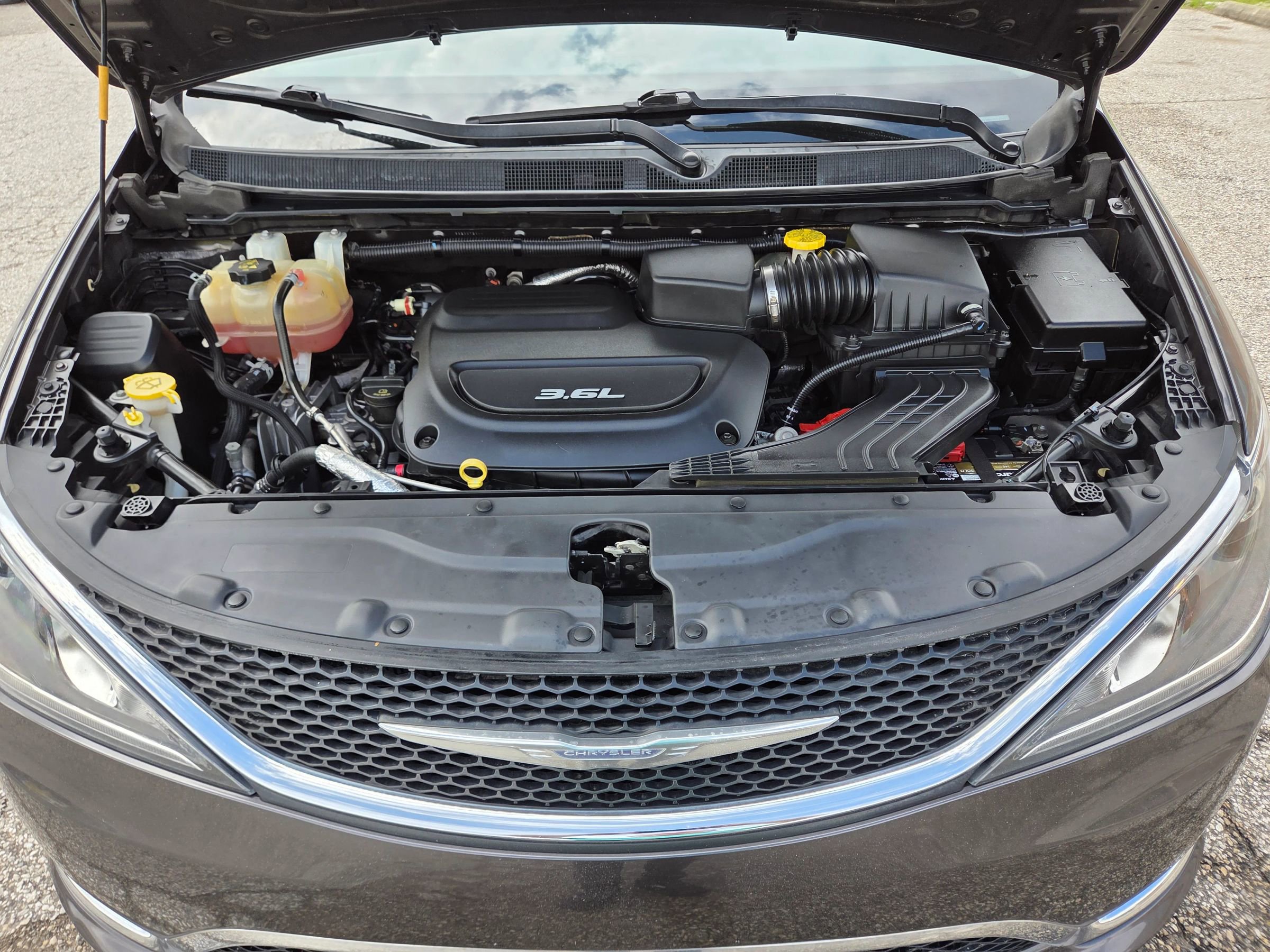 Used 2017 Chrysler Pacifica Touring-L FWD image 25