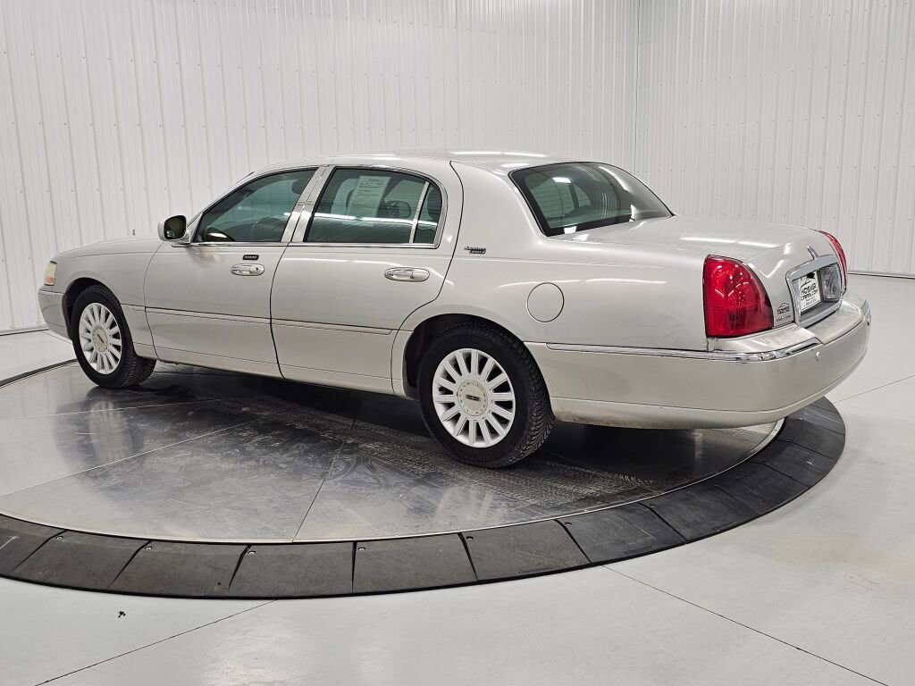 Used 2005 Lincoln Town Car Signature Limited image 3