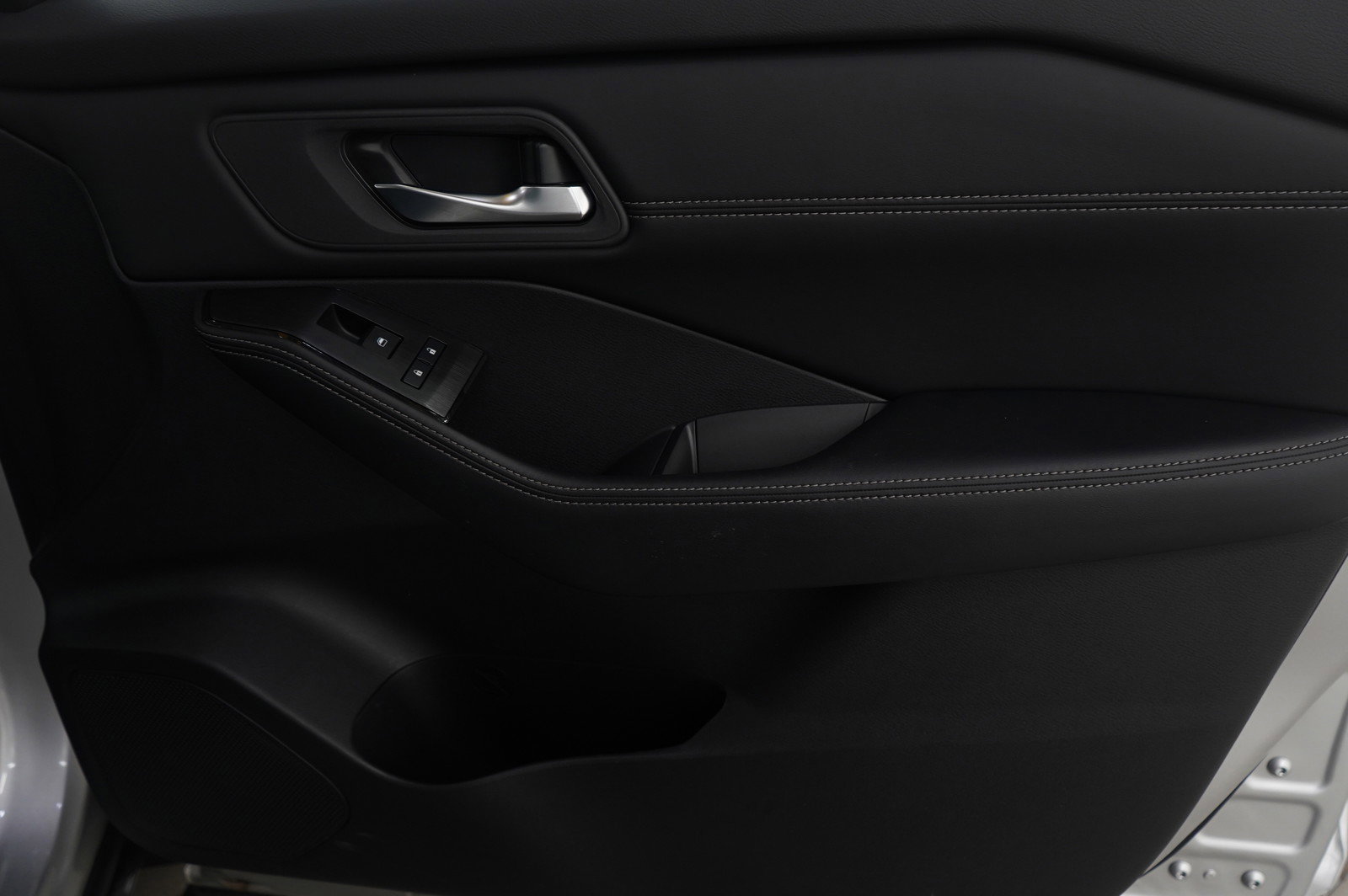 Used 2024 Nissan Rogue SV w/ SV Premium Package image 9