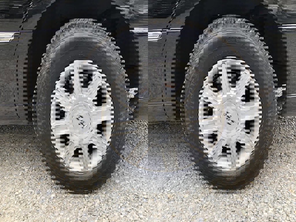 Used 2011 Lincoln Town Car Executive image 22