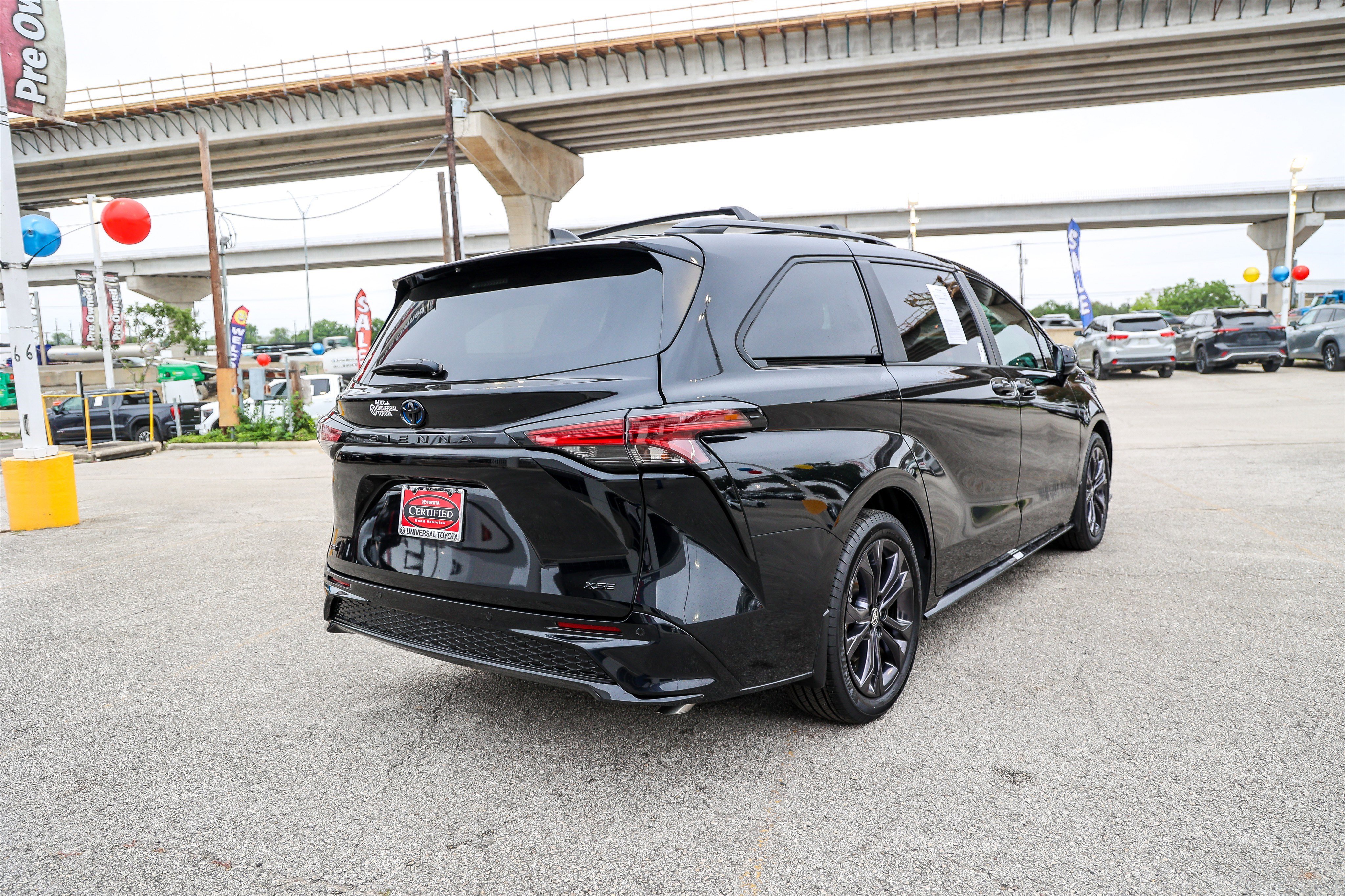 Used 2025 Toyota Sienna XSE w/ XSE Plus Package FWD image 7