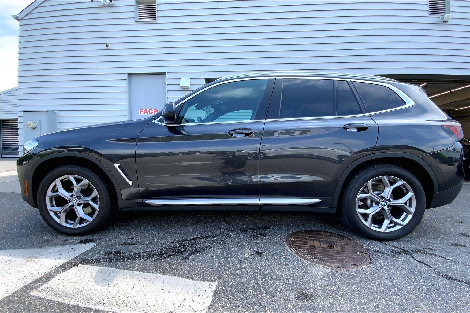 Used 2023 BMW X3 xDrive30i w/ Premium Package AWD/4WD image 2