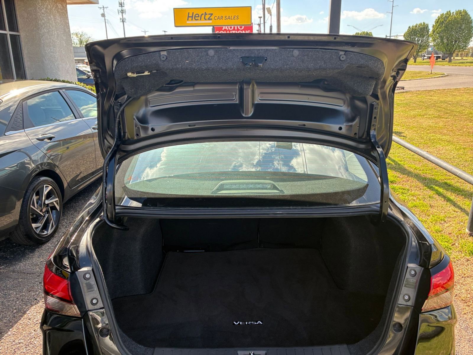 Used 2025 Nissan Versa SV image 29