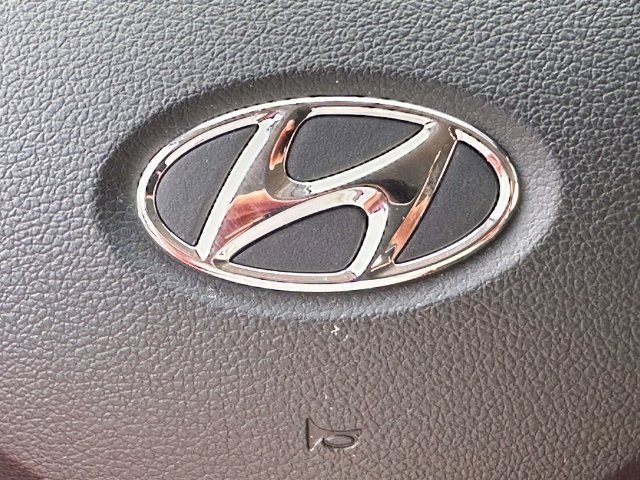 Used 2025 Hyundai Venue Limited FWD image 29