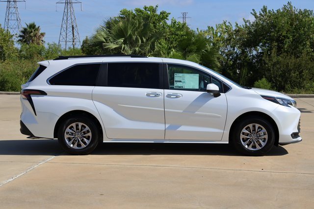 New 2025 Toyota Sienna XLE image 4