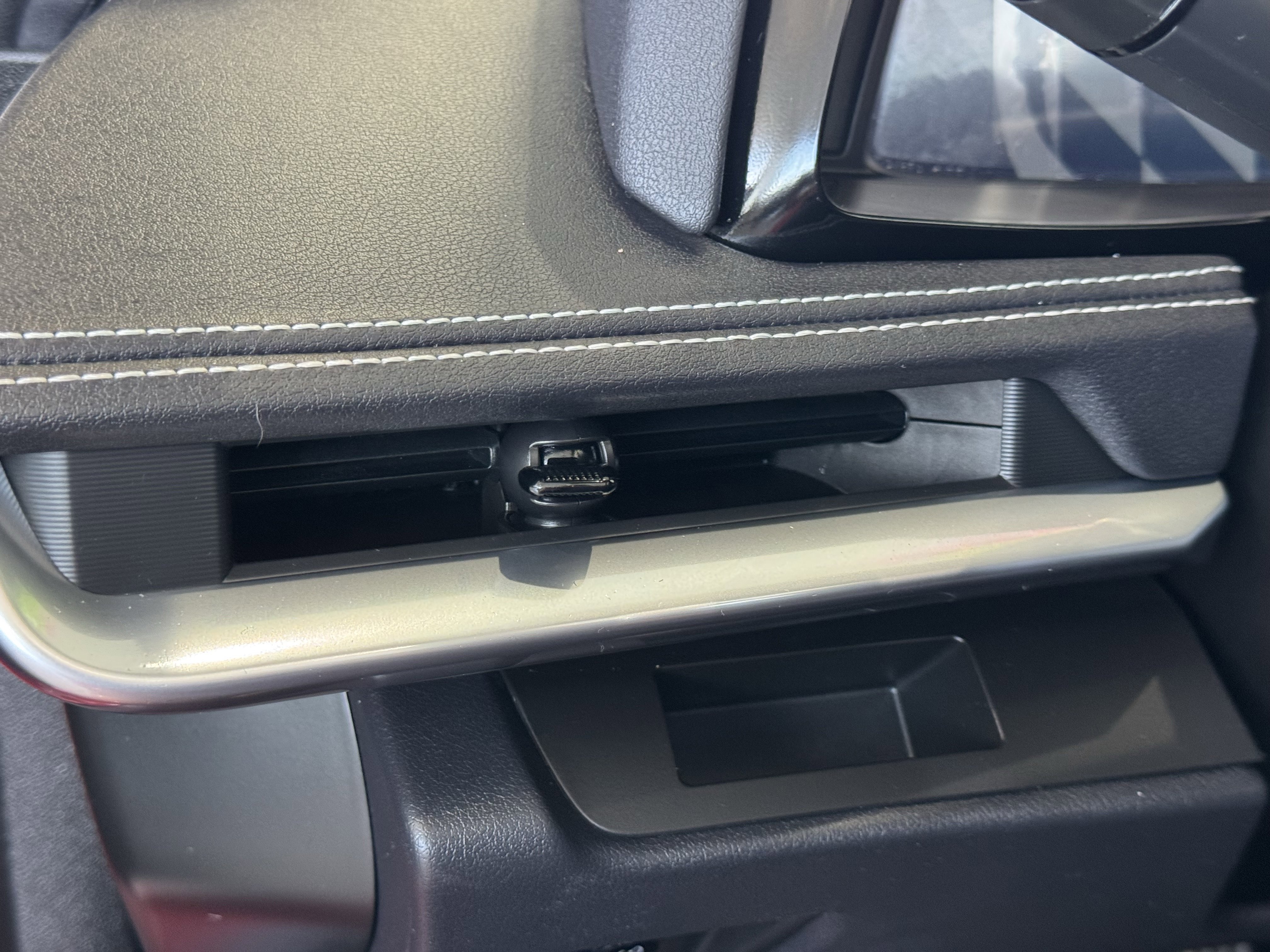 Used 2024 Chevrolet Corvette Stingray Convertible w/ Z51 Performance Package image 28