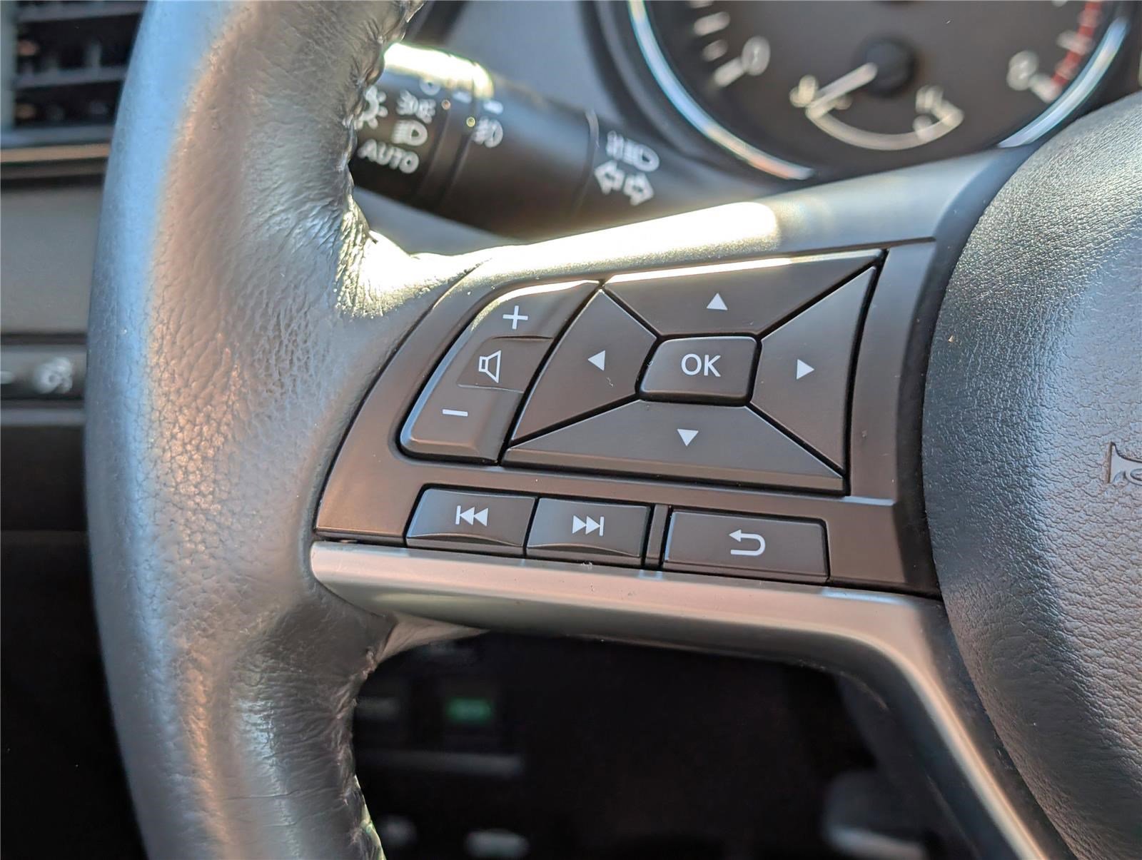 Used 2017 Nissan Rogue SL w/ SL Premium Package image 25