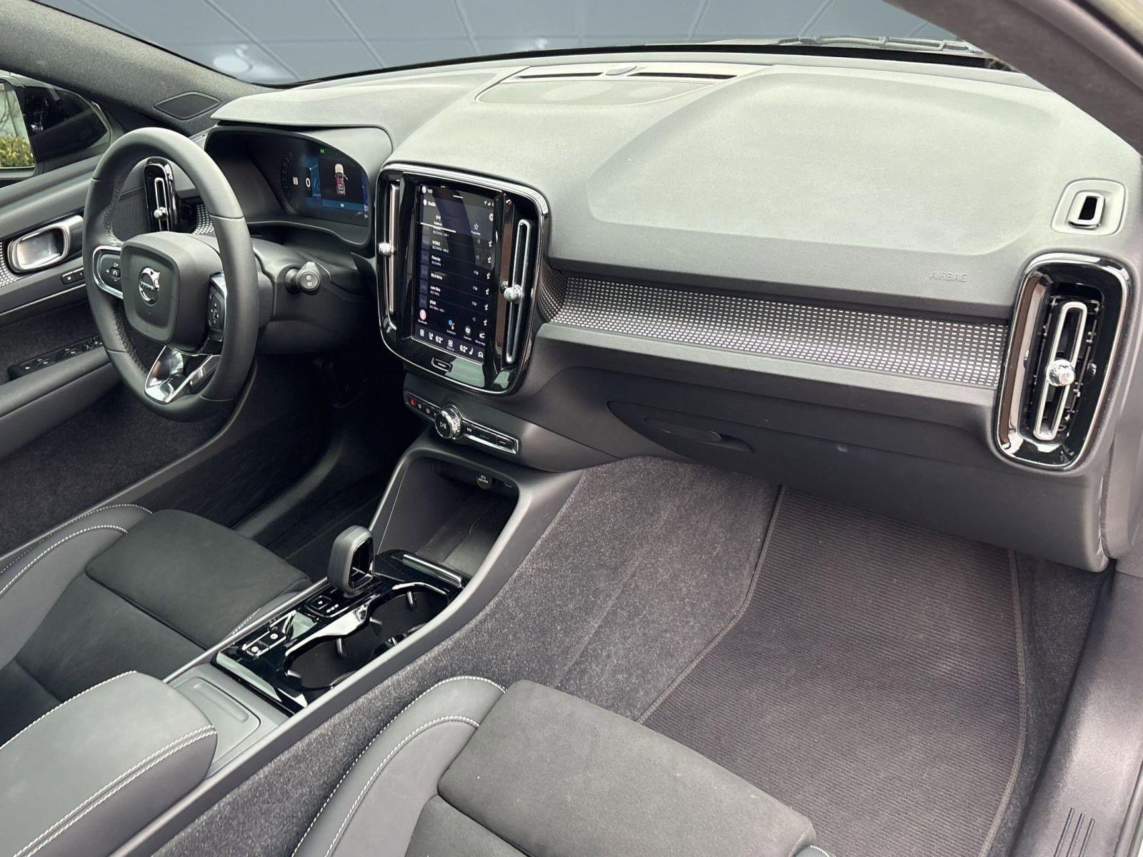 Certified 2023 Volvo XC40 B5 Plus w/ Climate Package image 31