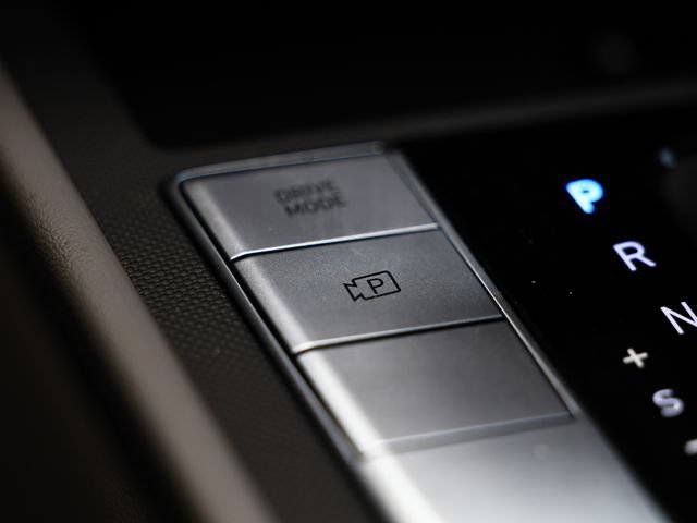 Used 2025 Hyundai Elantra Sport FWD image 39