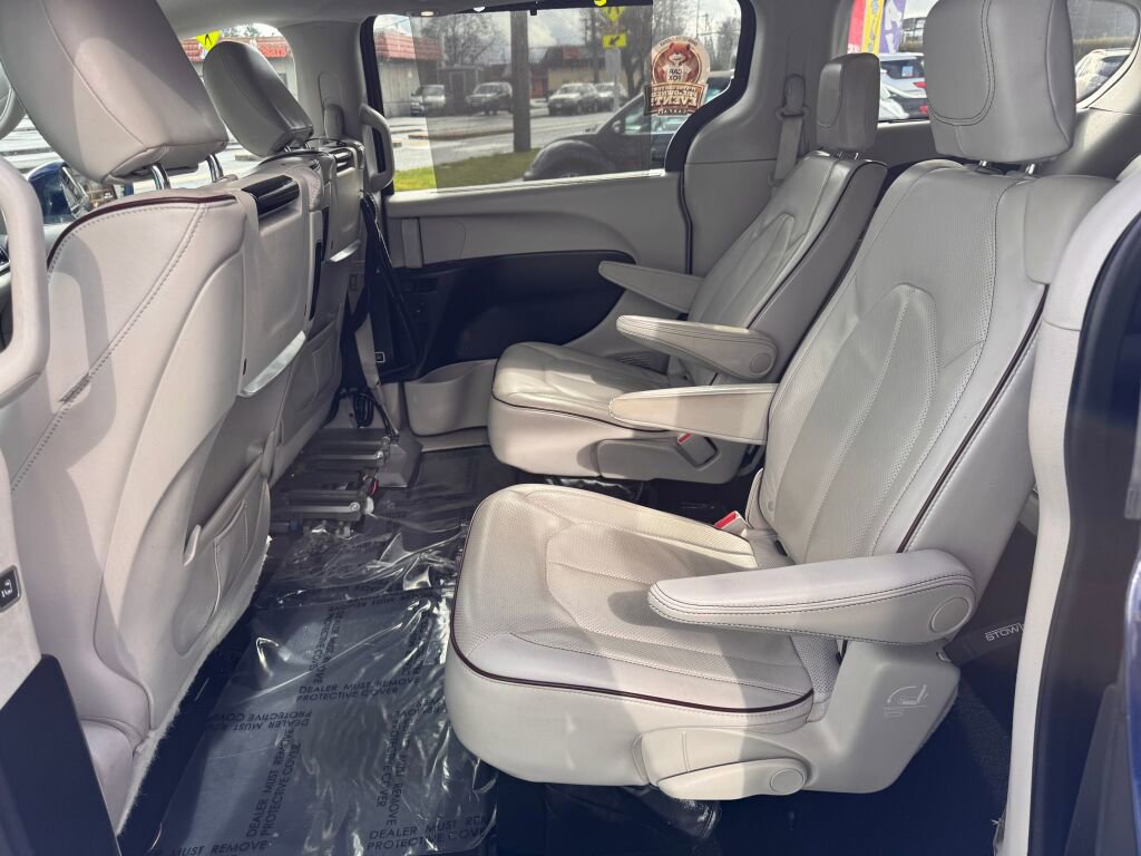 Used 2017 Chrysler Pacifica Limited FWD image 18