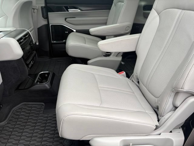 Used 2024 Jeep Wagoneer L Series III w/ Premium Group I AWD/4WD image 14