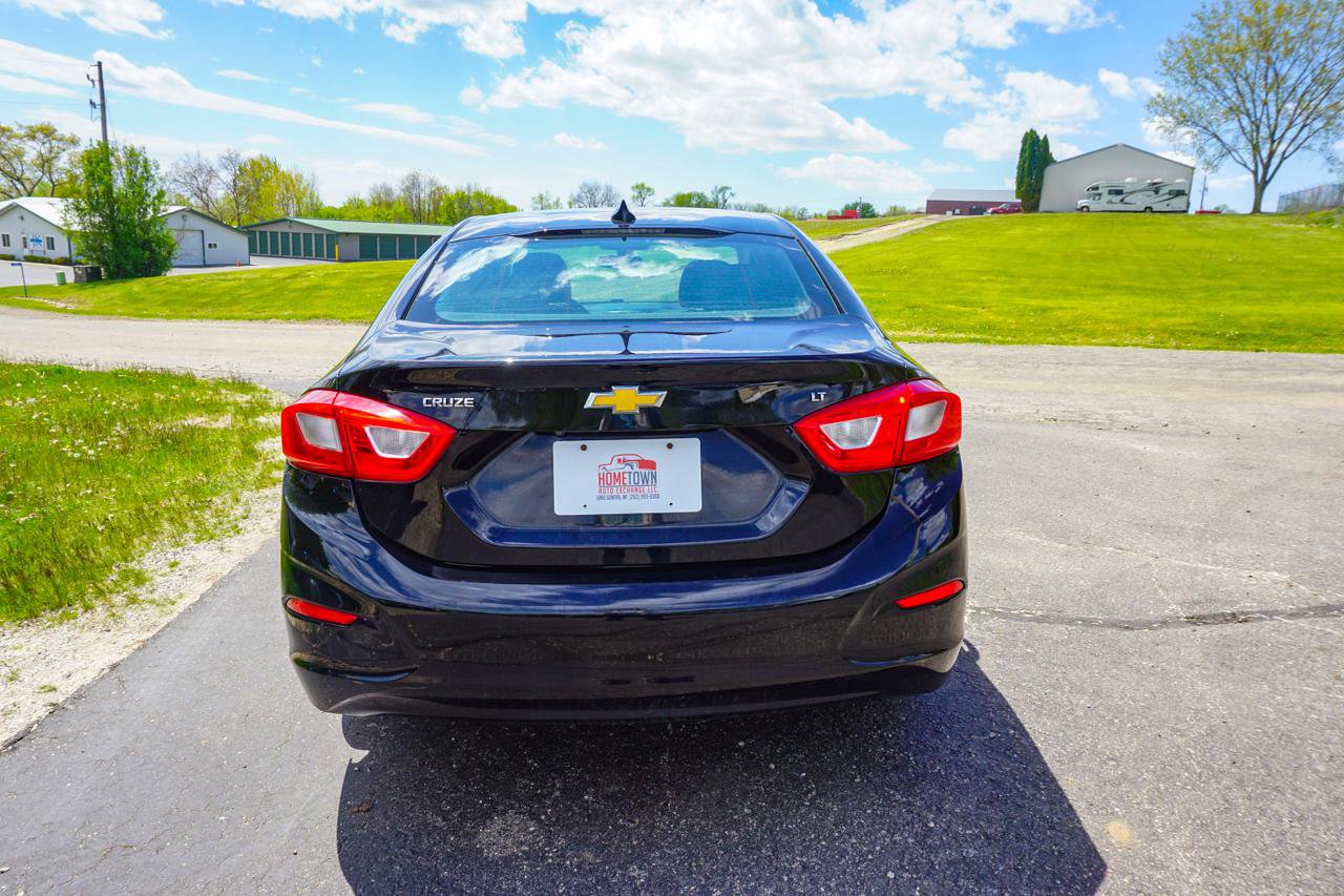 Used 2017 Chevrolet Cruze LT FWD image 4
