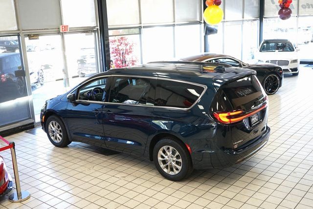 Used 2022 Chrysler Pacifica Touring-L image 59