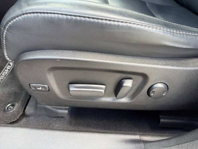 Certified 2018 Toyota Highlander SE FWD image 10
