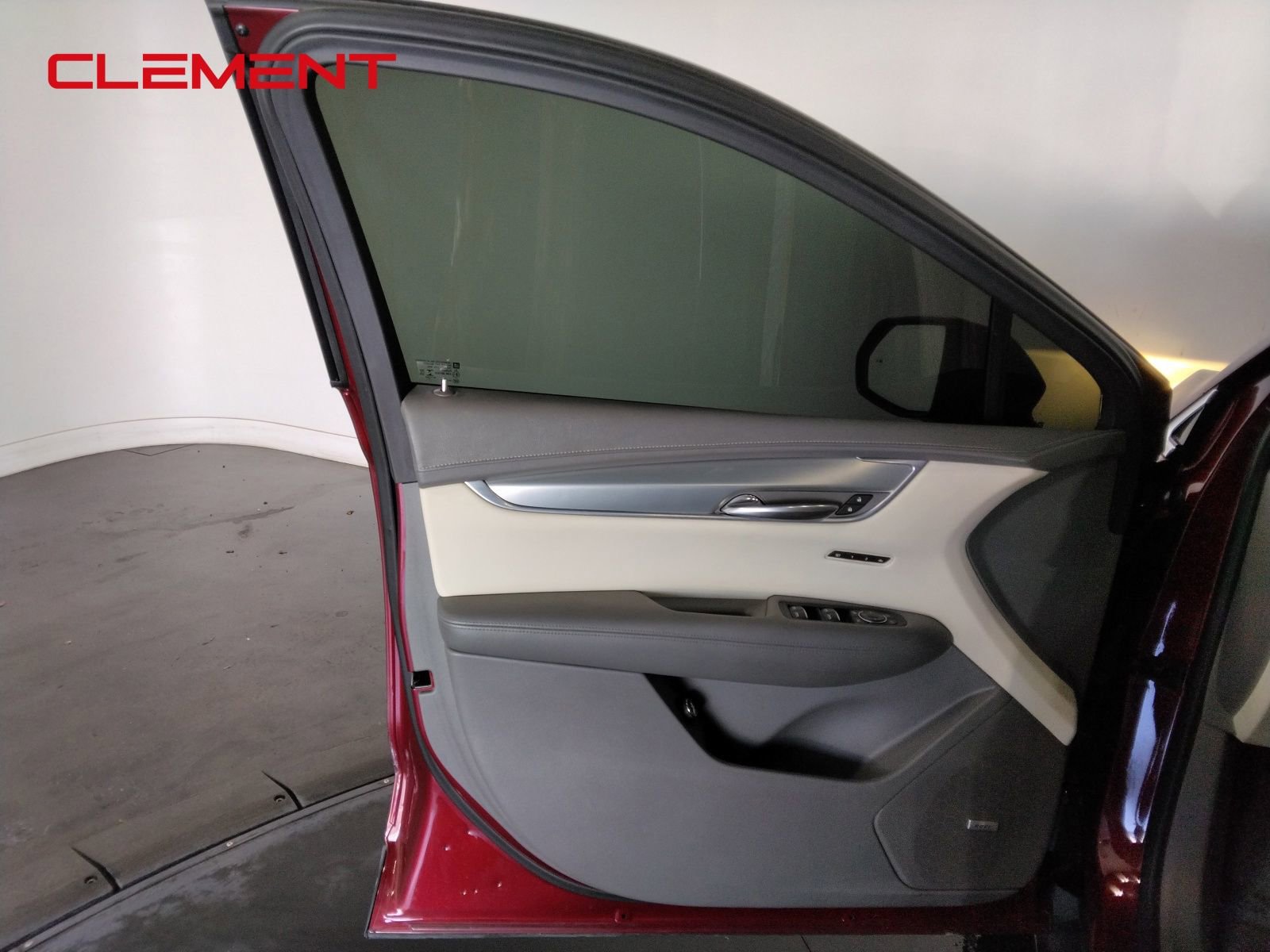 Used 2018 Cadillac XT5 Luxury w/ Driver Awareness Package image 31