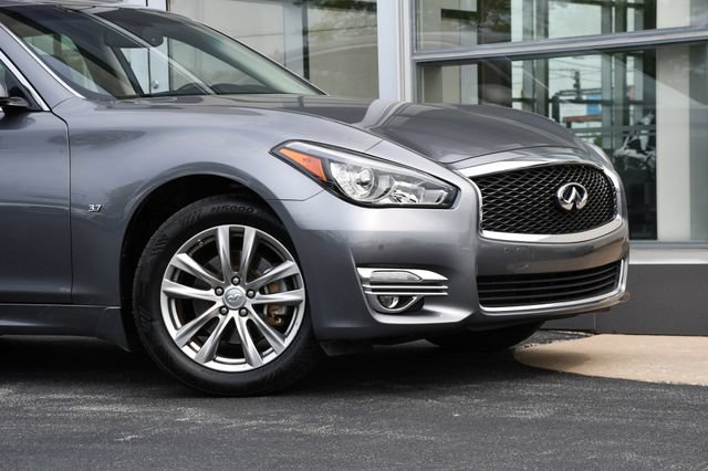 Used 2015 INFINITI Q70 3.7 w/ Deluxe Touring Package AWD/4WD image 13