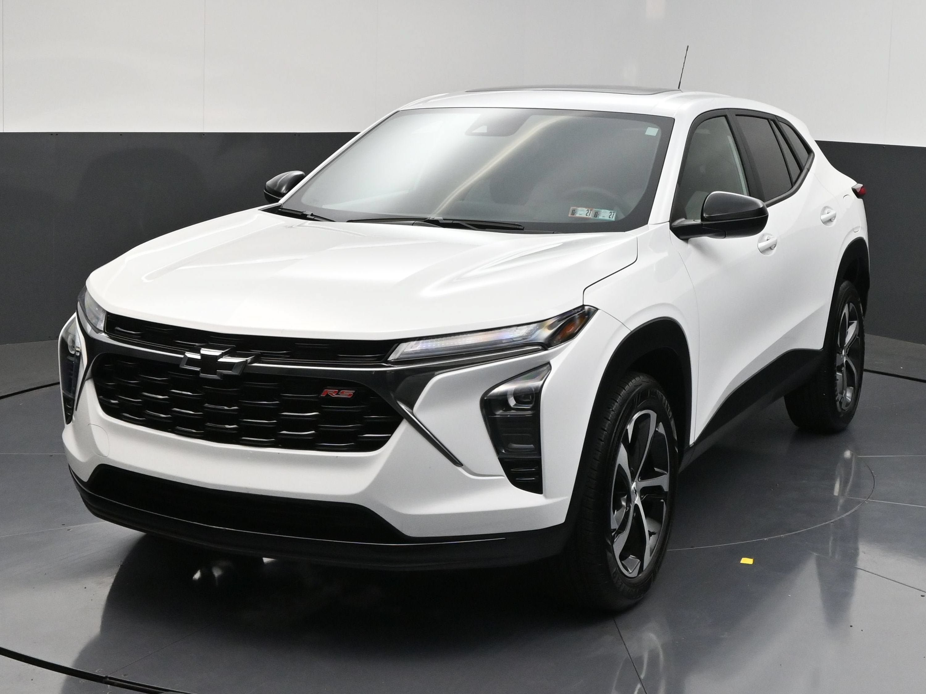 Used 2025 Chevrolet Trax RS w/ Sunroof Package FWD image 3