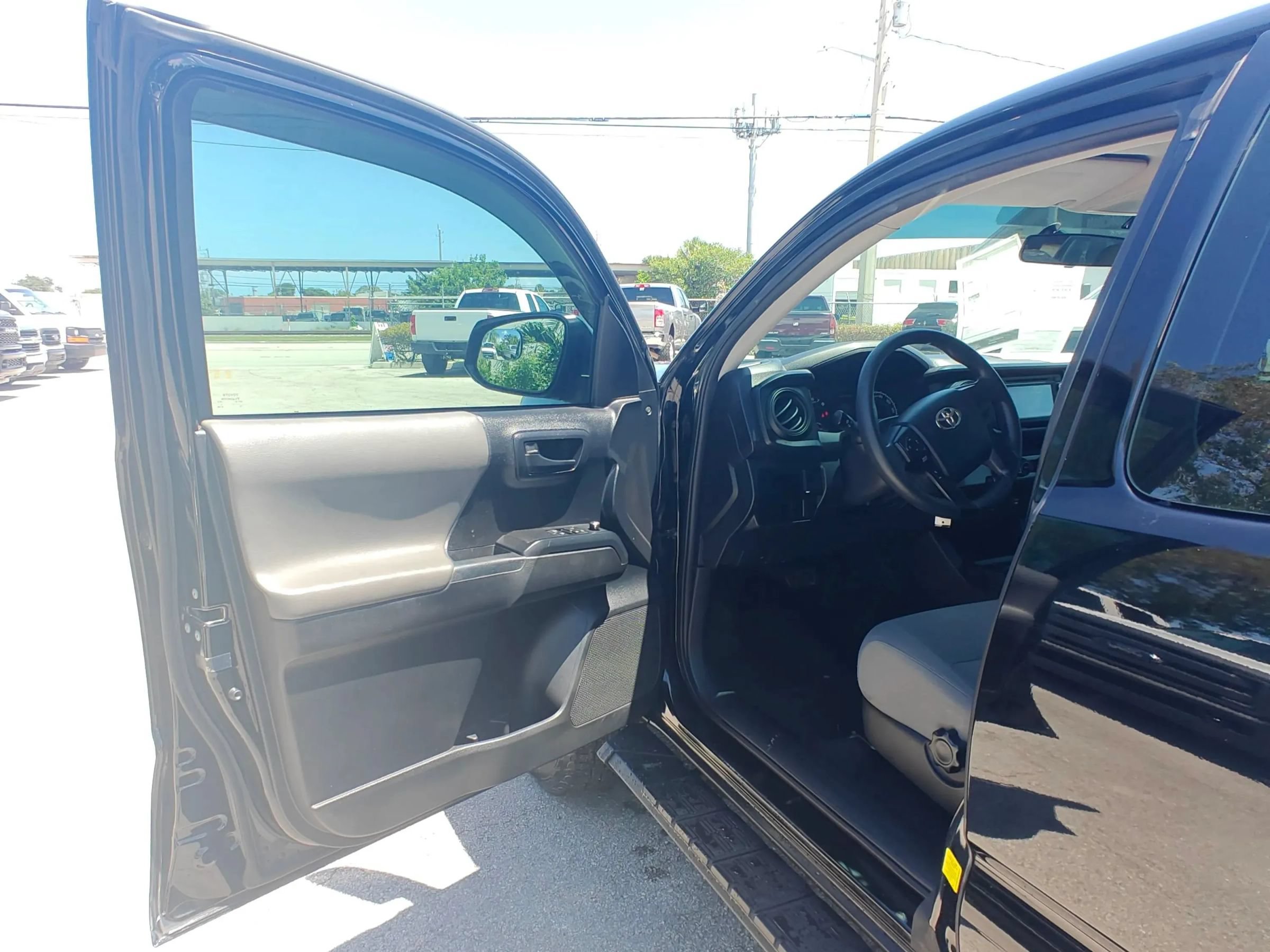 Used 2017 Toyota Tacoma SR RWD image 9