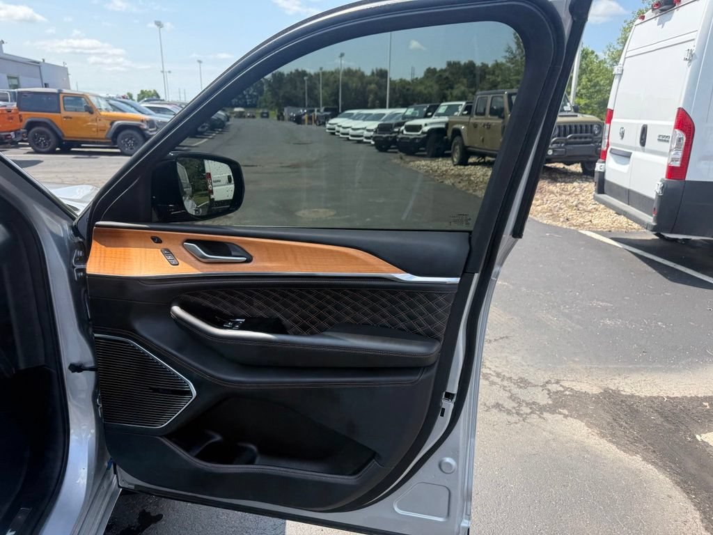 Used 2023 Jeep Grand Cherokee Summit AWD/4WD image 55