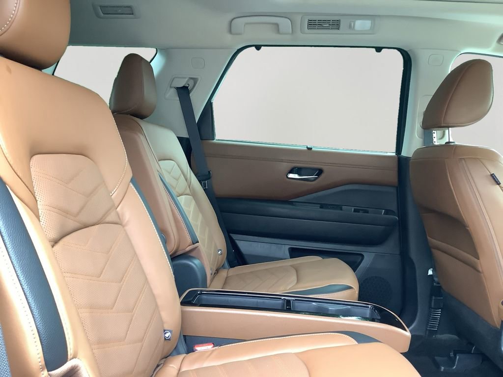 Used 2024 Nissan Pathfinder Platinum image 13