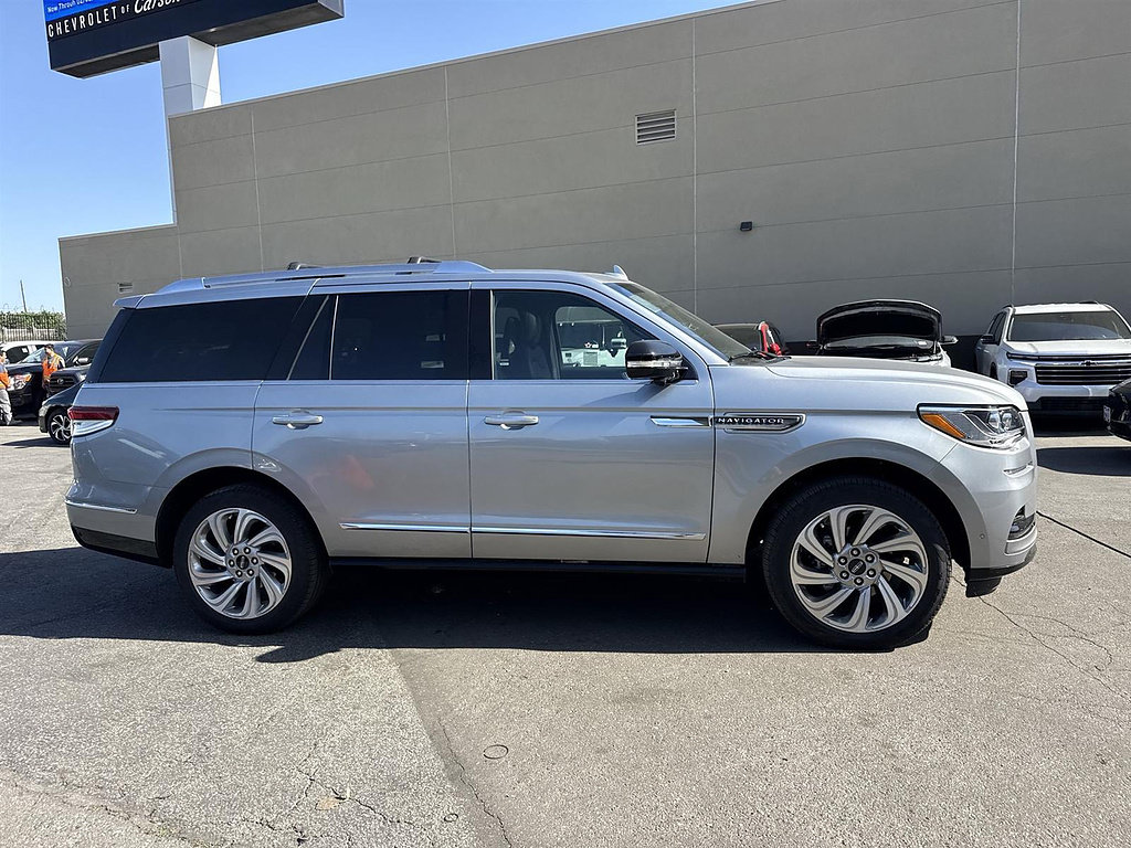 Used 2024 Lincoln Navigator Reserve AWD/4WD image 2