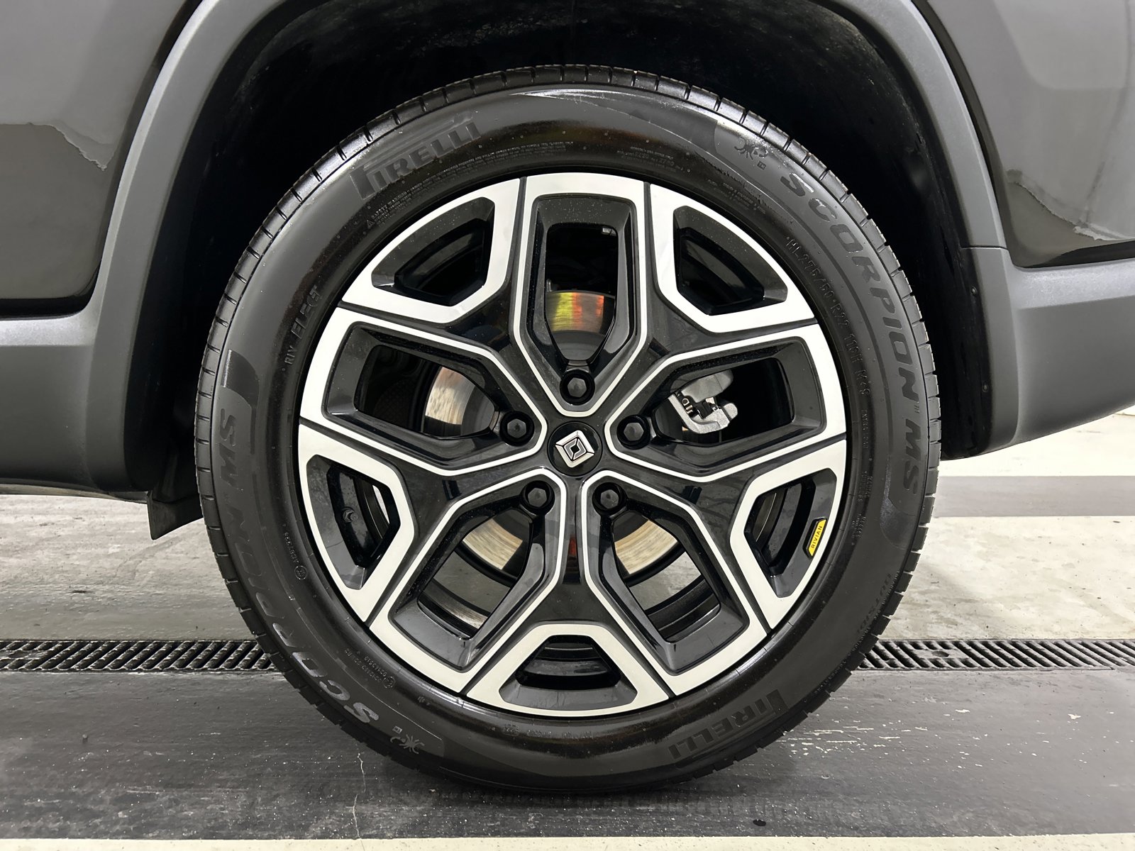 Used 2025 Rivian R1S Adventure image 10