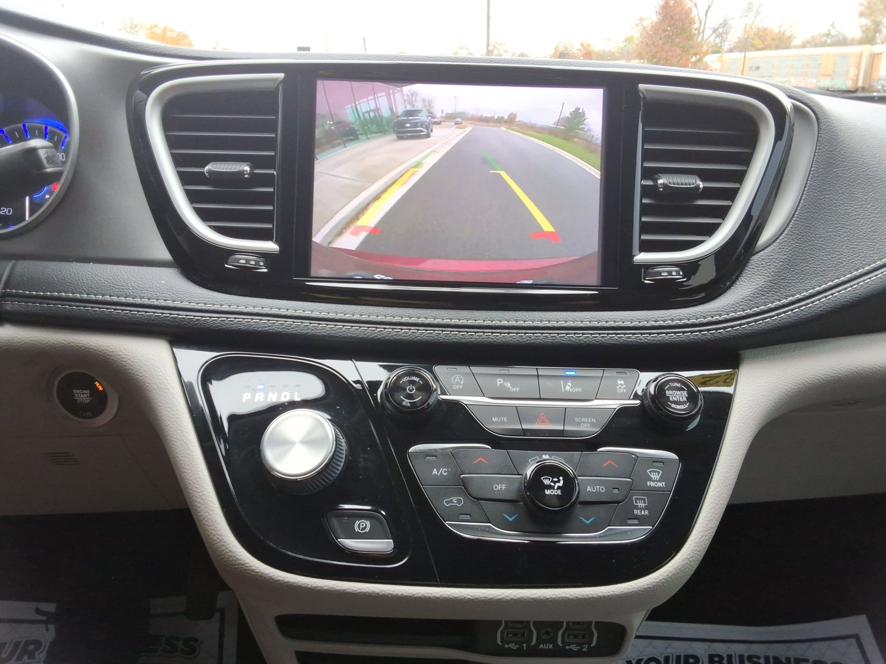 Used 2022 Chrysler Pacifica Touring-L image 16