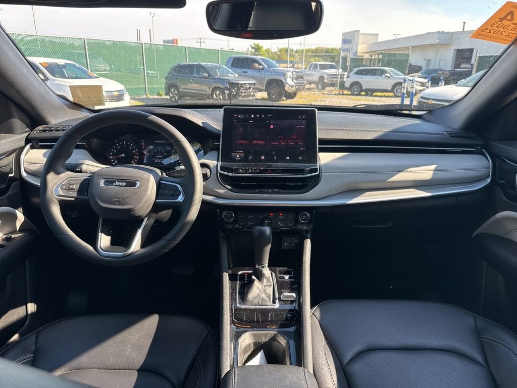 Used 2025 Jeep Compass Limited image 16