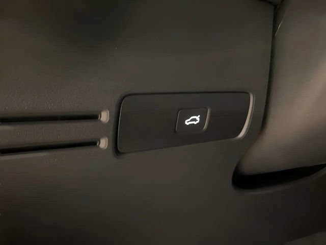 Used 2025 Volvo XC40 B5 Plus AWD/4WD image 31