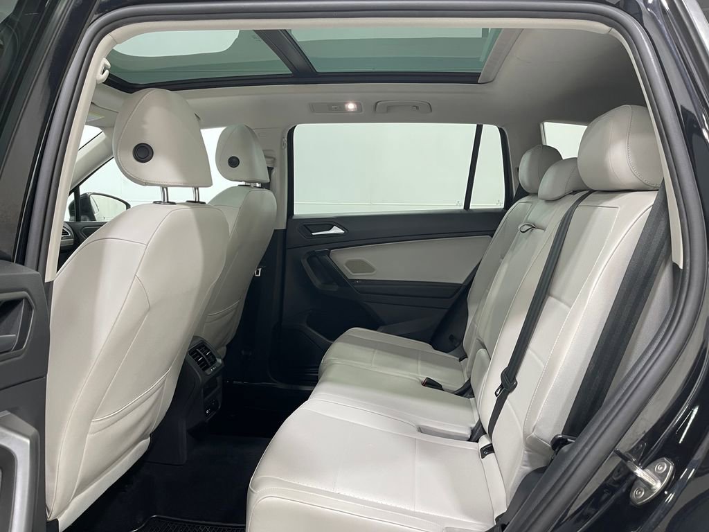 Used 2021 Volkswagen Tiguan SE w/ Panoramic Sunroof Package image 28