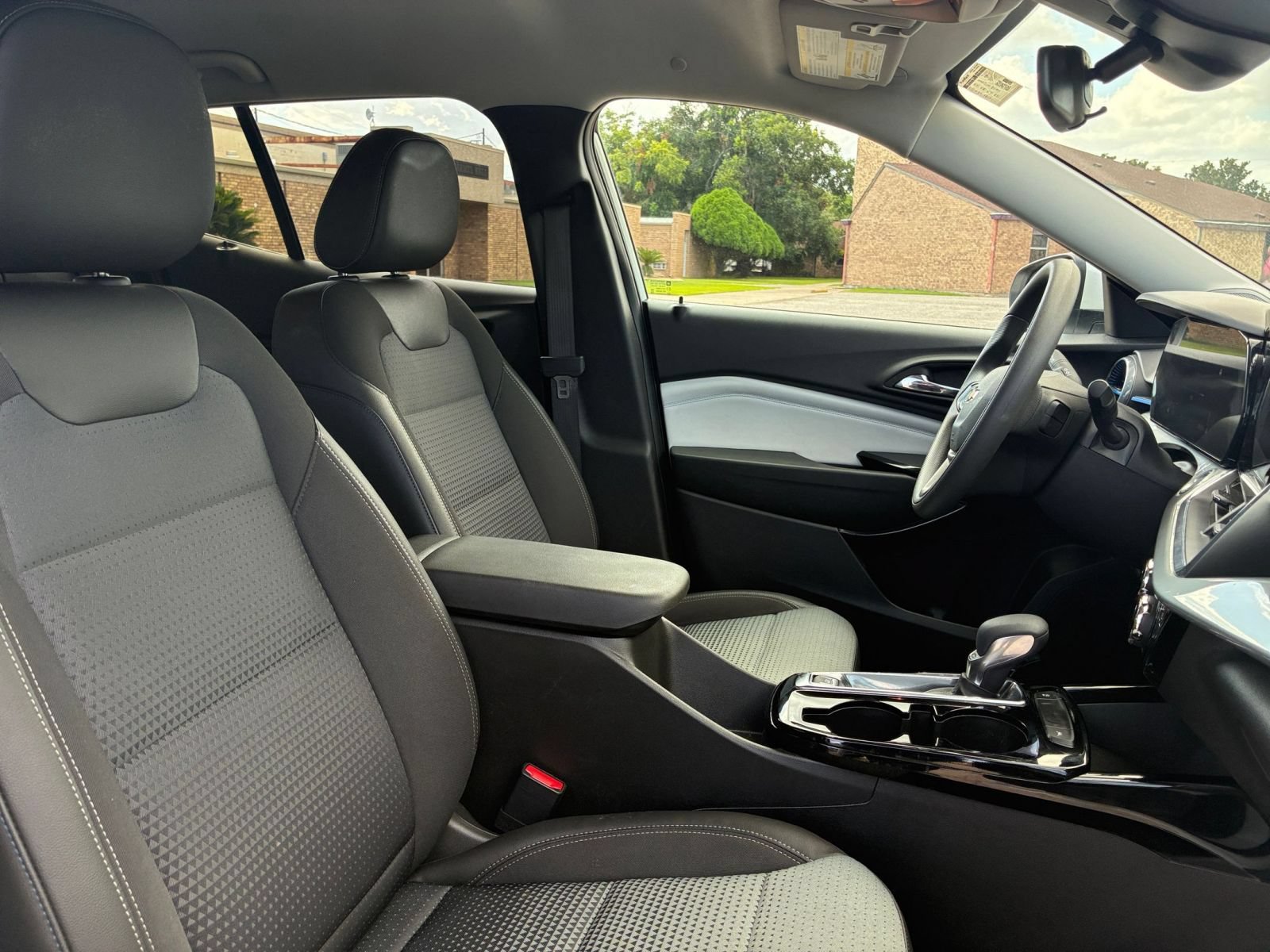 Used 2025 Chevrolet Trax LT FWD image 32