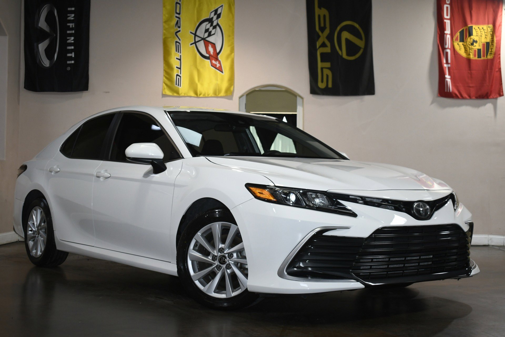 Used 2021 Toyota Camry LE image 3