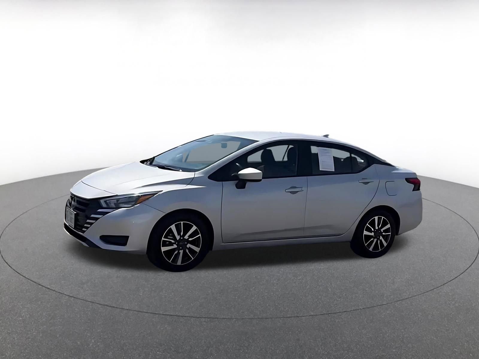 Used 2025 Nissan Versa SV image 9