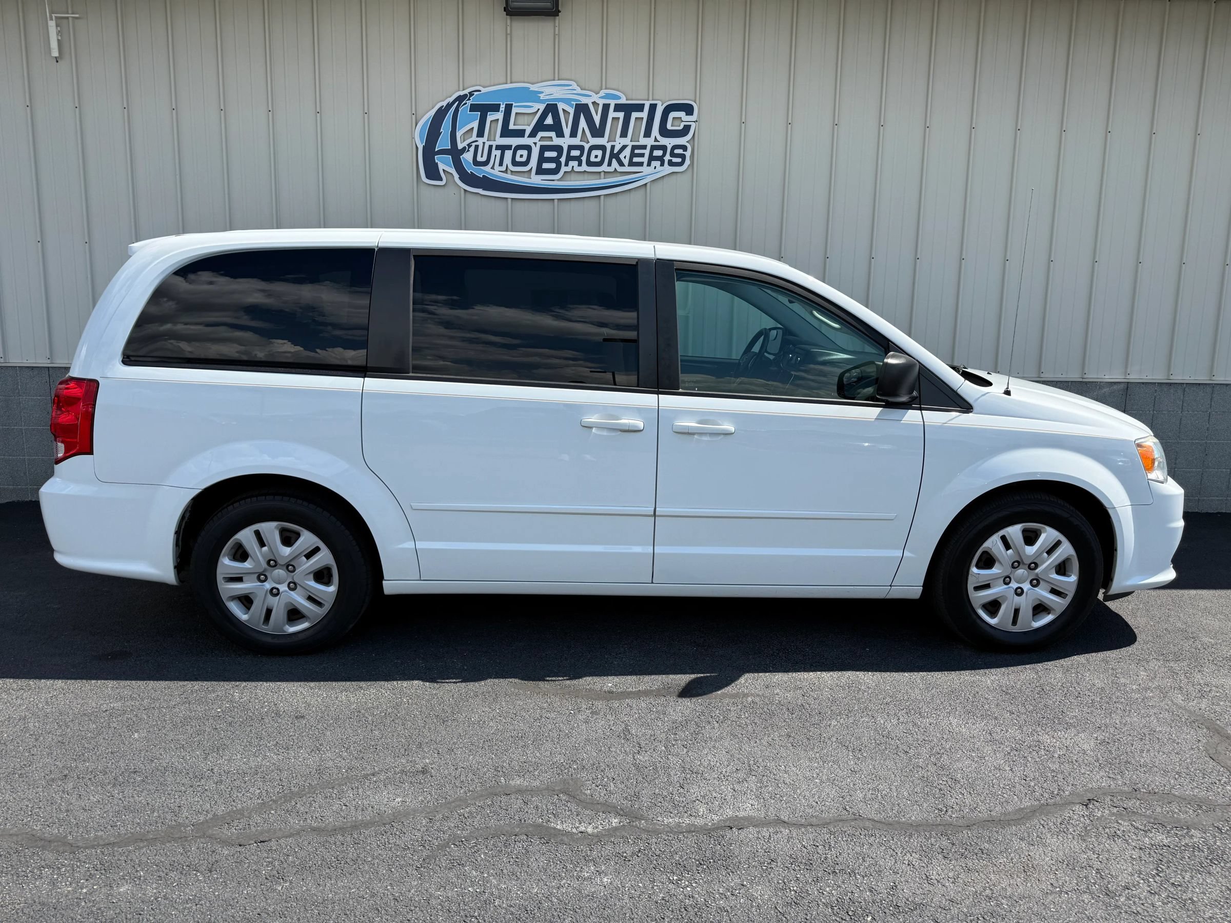 Used 2015 Dodge Grand Caravan SE w/ Quick Order Package 29E SE FWD image 3