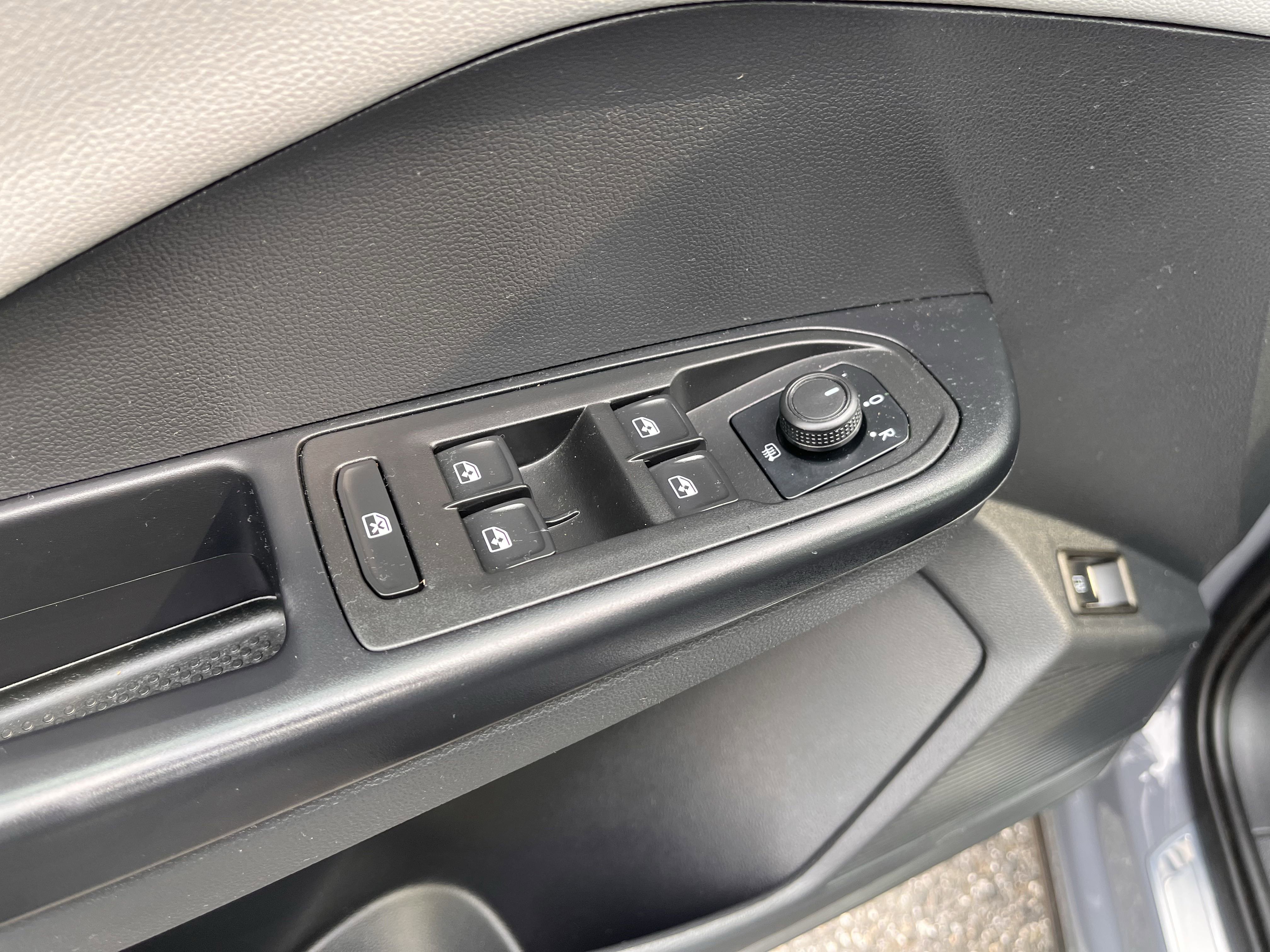 Certified 2023 Volkswagen Taos SE w/ Panoramic Sunroof Package image 7